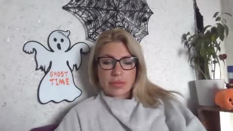 Snapshot of fox_red_lady7 chatting on 10.30.25 fox_red_lady7 online show from 10.30.25