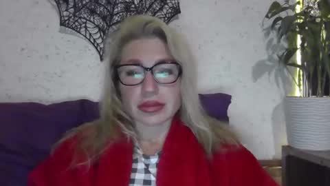 Snapshot of fox_red_lady7 chatting on 11.04.25 fox_red_lady7 online show from 11.04.25