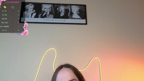 Snapshot of foxxy_girl_ chatting on 09.14.25 andice online show from 09.14.25