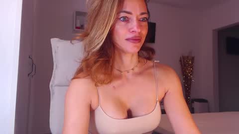 Snapshot of foxyadele_ chatting on 10.14.25 Adela - Single mom. 40 y online show from 10.14.25