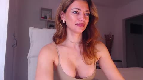 Snapshot of foxyadele_ chatting on 11.21.25 Adela - Single mom. 40 y online show from 11.21.25