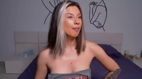 Snapshot of foxydevilish chatting on 09.08.25 Fox online show from 09.08.25