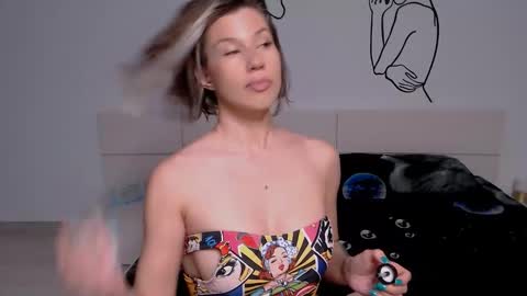 Snapshot of foxydevilish chatting on 10.25.25 Fox online show from 10.25.25