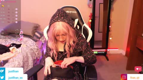 Snapshot of fran_qt chatting on 01.06.25 Fran online show from 01.06.25