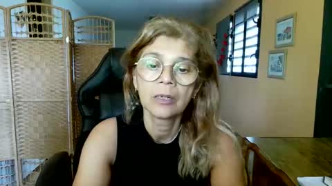 Snapshot of francelune chatting on 04.25.26 francelune online show from 04.25.26