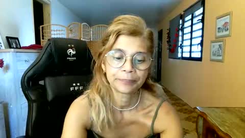 Snapshot of francelune chatting on 04.28.26 francelune online show from 04.28.26