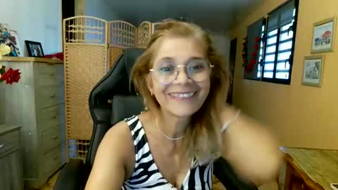 Snapshot of francelune chatting on 05.02.26 francelune online show from 05.02.26
