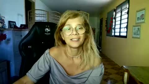Snapshot of francelune chatting on 05.06.26 francelune online show from 05.06.26
