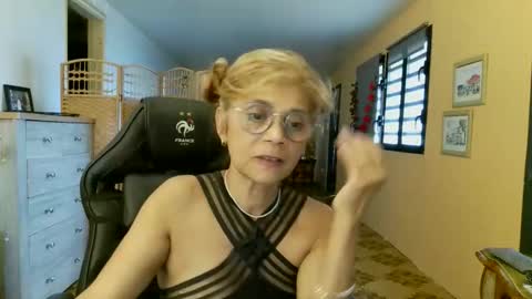 Snapshot of francelune chatting on 05.23.26 francelune online show from 05.23.26
