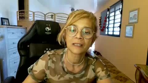 Snapshot of francelune chatting on 05.24.26 francelune online show from 05.24.26