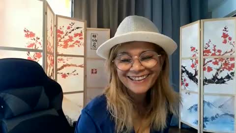 Snapshot of francelune chatting on 05.31.26 francelune online show from 05.31.26