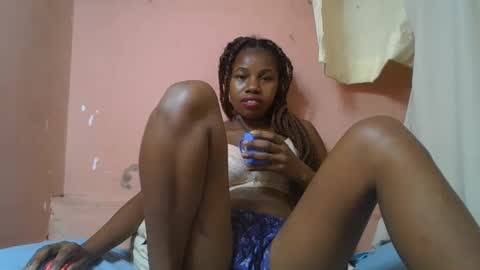 Snapshot of franciefrancie chatting on 03.10.25 francilla online show from 03.10.25