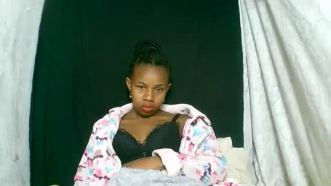 Snapshot of franciefrancie chatting on 09.25.25 francilla online show from 09.25.25