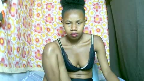 Snapshot of franciefrancie chatting on 09.28.25 francilla online show from 09.28.25