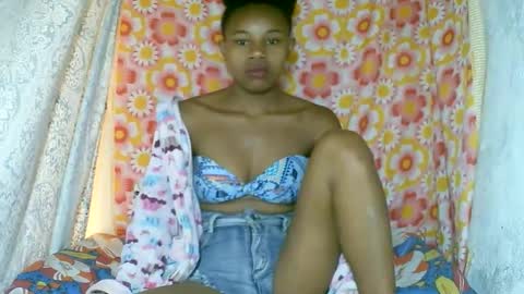 Snapshot of franciefrancie chatting on 10.20.25 francilla online show from 10.20.25