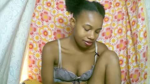 Snapshot of franciefrancie chatting on 10.29.25 francilla online show from 10.29.25