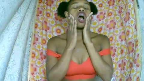 Snapshot of franciefrancie chatting on 11.10.25 francilla online show from 11.10.25