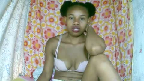 Snapshot of franciefrancie chatting on 11.18.25 francilla online show from 11.18.25