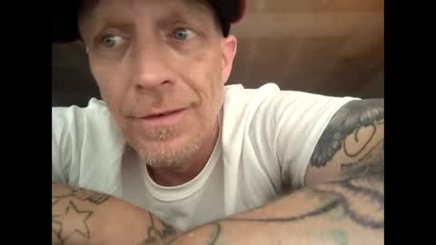 Snapshot of frankieblueeyes4u chatting on 04.12.26 Famous Blue Eyes online show from 04.12.26