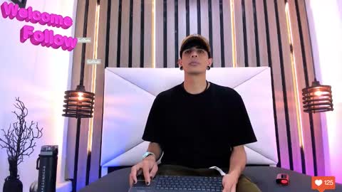 Snapshot of franvill_trato chatting on 10.22.25 Franvill trato online show from 10.22.25