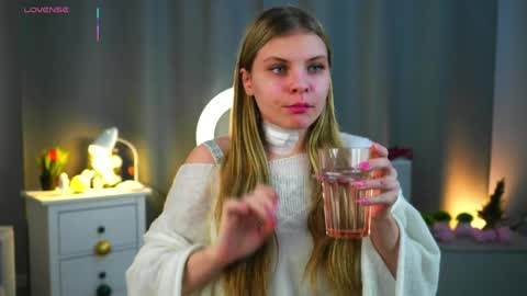 Hey im Olivia im glat to see you in mu room3 online show from 04.13.26