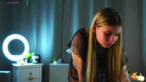 Hey im Olivia im glat to see you in mu room3 online show from 04.18.26