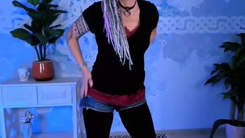 Frida Tander online show from 10.05.25