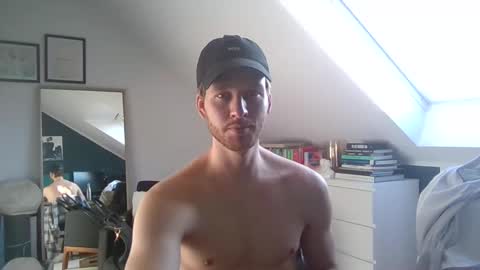 Snapshot of frozenyoga chatting on 01.11.25 frozenyoga online show from 01.11.25