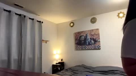 Linnys Palace online show from 12.19.25