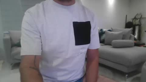 Snapshot of galoricardo10 chatting on 10.27.25 galoricardo10 online show from 10.27.25