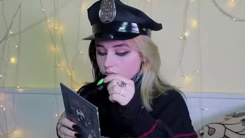 Snapshot of gemmafulwood chatting on 11.14.25 Ilona online show from 11.14.25