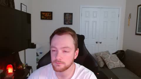 Snapshot of genuinedge chatting on 10.08.25 genuinedge online show from 10.08.25