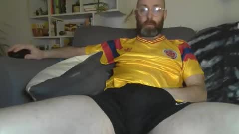 Snapshot of geon2xx chatting on 12.02.25 Geon online show from 12.02.25