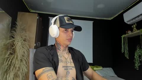 independent model online show from 02.08.25