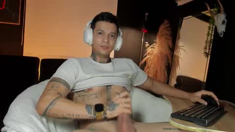 independent model online show from 09.30.25