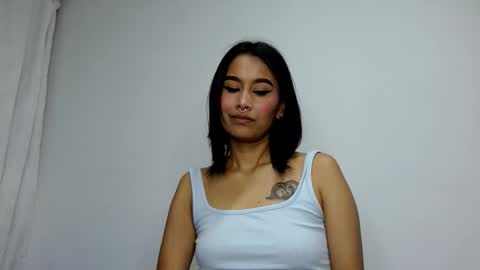 Snapshot of gia_lee10 chatting on 09.28.25 Gia Lee online show from 09.28.25