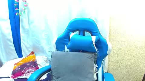 Snapshot of gia_leinn chatting on 11.29.25 Gia online show from 11.29.25