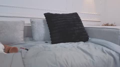 Giigii Hadid  online show from 06.20.26