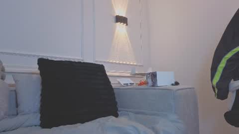 Giigii Hadid  online show from 06.24.26