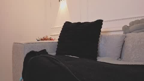 Giigii Hadid  online show from 07.01.26