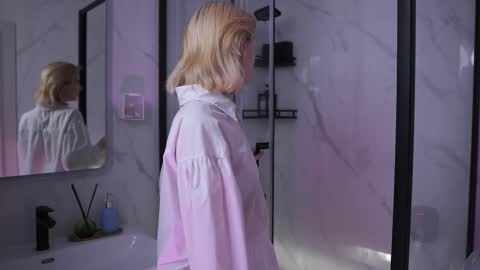 Snapshot of gin_yoon chatting on 11.15.25 Gin online show from 11.15.25