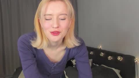 Snapshot of gin_yoon chatting on 11.28.25 Gin online show from 11.28.25