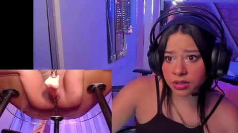 Snapshot of ginakurt_ chatting on 11.10.25 Gina online show from 11.10.25