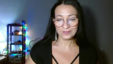 Snapshot of ginaoneon chatting on 11.13.25 GinaONeon online show from 11.13.25