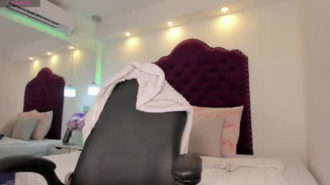 Snapshot of ginebra_ness chatting on 10.02.25 Ginebra Ness online show from 10.02.25