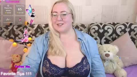 Snapshot of ginesia chatting on 10.17.25 ginesia online show from 10.17.25