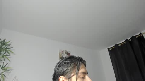 Snapshot of gio_russo chatting on 01.05.25 GioRusso online show from 01.05.25