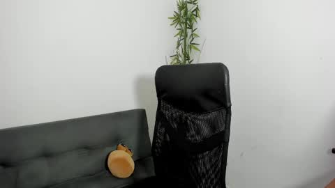 Snapshot of gio_russo chatting on 03.09.25 GioRusso online show from 03.09.25