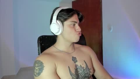 Snapshot of gio_russo chatting on 10.01.25 GioRusso online show from 10.01.25