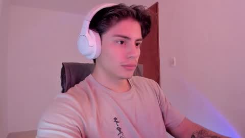 Snapshot of gio_russo chatting on 10.07.25 GioRusso online show from 10.07.25